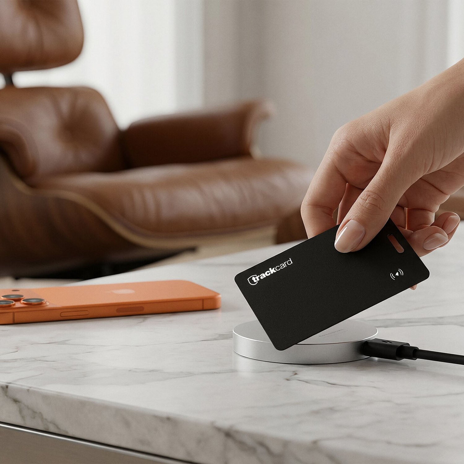 Trackcard ChargePad Pro Produktbild On nightstand Nachttisch Ladegerät Kabellos Rund angeschlossen